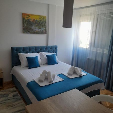 Holiday Apartament Three Ni Esterno foto